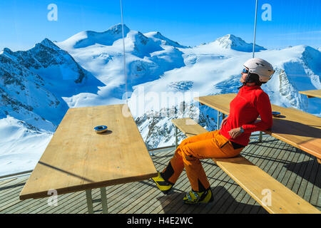 Woman sitting in restaurant skieurs appréciant le soleil et à la montagne, à Wildspitze, deuxième plus haut sommet d'Autriche, le domaine skiable du glacier de Pitztal Banque D'Images