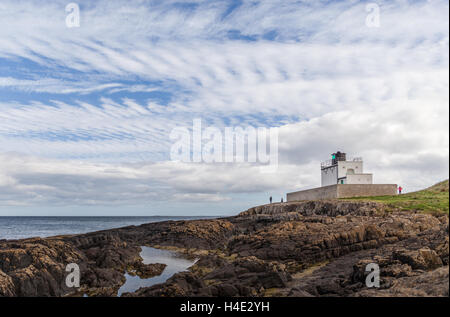 Stag Rock phare sur une journée d'été sous un ciel de maquereau sur la côte de Northumberland et de Bamburgh Budle Bay Banque D'Images