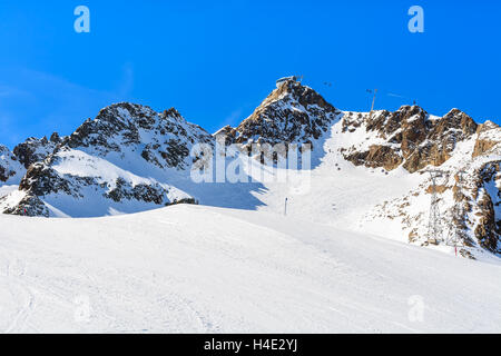 Pente de ski et de wagons-tombereaux sur un ascenseur en station de ski de Sölden, Alpes autrichiennes Banque D'Images