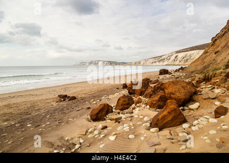 Des rochers sur la plage au pied des falaises, Compton Bay, île de Wight, Royaume-Uni Banque D'Images