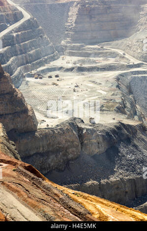 Le forage d'un banc au Kalgoorlie Consolidated Gold Mine (le Super Pit) à Kalgoorlie-Boulder, dans l'ouest de l'Australie. Banque D'Images