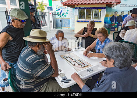 Floride, Miami, Little Havana, Calle Ocho, Domino Park aka Maximo Gomez Park Banque D'Images