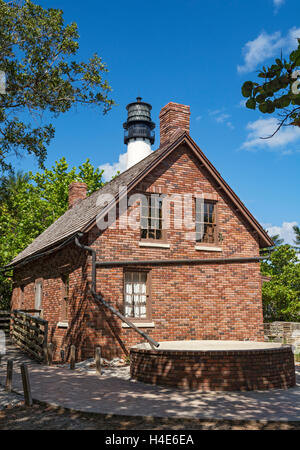 Floride, Miami, Key Biscayne, Bill Boggs Cape Florida State Park, Cape Florida Lighthouse, maison du gardien replica, iguane à l'upp Banque D'Images