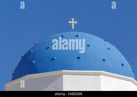 Dôme d'église de Sainte Croix à Perissa de Santorin Banque D'Images