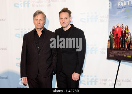 (L) Viggo Mortensen acteur et réalisateur Matt Ross assister au Festival International du Film de Seattle (SIFF) Hommage à Viggo Mortensen et première tapis rouge du Capitaine fantastique le 11 juin 2016 à Seattle, Washington. Banque D'Images