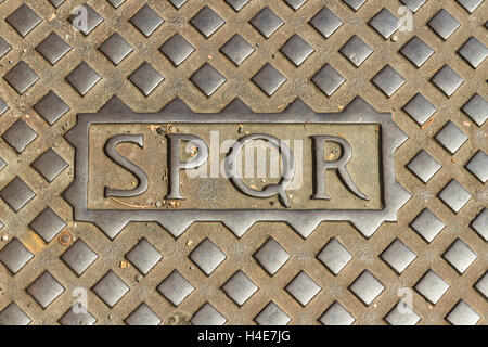 ROME - Le 29 août : SPQR sur couvercle de trou d'homme de la rue le 29 août 2016 à Rome Banque D'Images