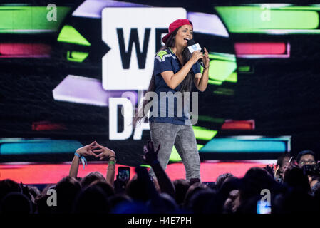 Lilly Singh, aka Superwoman et une star de Youtube, s'adresse à la foule à nous jours dans Key Arena de Seattle Banque D'Images