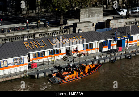 Station de sauvetage de la RNLI sur la Tamise par Waterloo Bridge, London, UK Banque D'Images