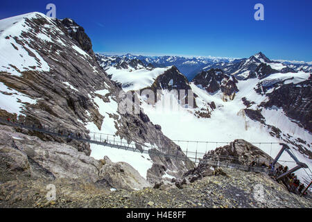 Le pont suspendu le plus haut d'Europe sur le mont Titlis en Suisse. Banque D'Images