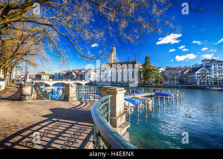 Voir l'historique du centre-ville de Zurich avec célèbre église Grossmunster et rivière Limmat Banque D'Images