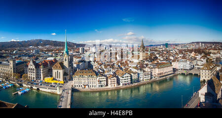 Voir l'historique du centre-ville de Zurich avec célèbre église Grossmunster et la rivière Limmat, Suisse Banque D'Images