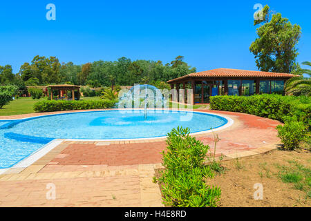 CALA SINZIAS, Sardaigne - 24 MAI 2014 : piscine et de plantes tropicales de Garden Beach Hôtel de luxe, l'île de Sardaigne, Italie. Partie sud de l'île est populaire pour les vacances de plage parmi les Européens. Banque D'Images