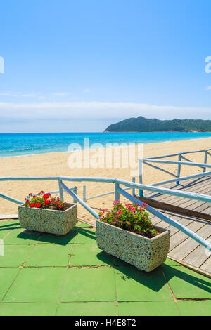 Terrasse de bar de plage à Cala Sinzias aux beaux jours de l'été, l'île de Sardaigne, Italie Banque D'Images