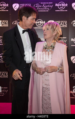 Londres, Royaume-Uni. 14 octobre 2016. Sir Cliff Richard et Gloria Hunniford assister au Gala annuel Pinktober présenté par le Hard Rock guérit Foundation at The Dorchester, Londres. L'événement annuel amasse des fonds pour la Fondation Caron Keating. Banque D'Images