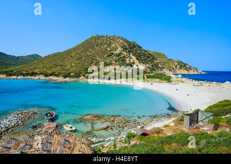 Punta Molentis bay avec de vieux bateaux de pêche sur l'eau de mer et vue sur la plage du haut d'une colline, l'île de Sardaigne, Italie Banque D'Images