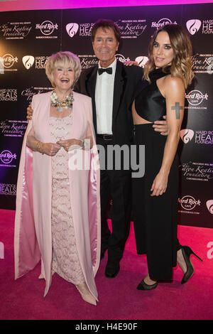 Londres, Royaume-Uni. 14 octobre 2016. Gloria Hunniford, Sir Cliff Richard et Melanie C Participer à l'assemblée annuelle Gala Pinktober présenté par le Hard Rock guérit Foundation at The Dorchester, Londres. L'événement annuel amasse des fonds pour la Fondation Caron Keating. Banque D'Images