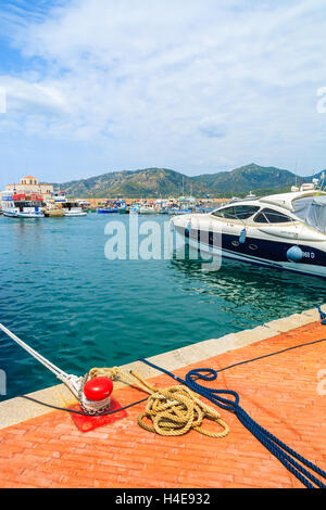 Le port de Porto Giunco, Sardaigne - 25 MAI 2014 : vue sur Porto Giunco port touristique avec voiliers et yachts amarrage, Sardaigne, île, Italie. De nombreux touristes visitent l'île de la Sardaigne dans l'heure d'été. Banque D'Images
