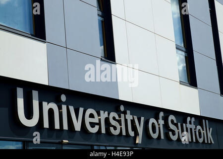 Signe de l'Université de Suffolk Ipswich sur quayside Banque D'Images