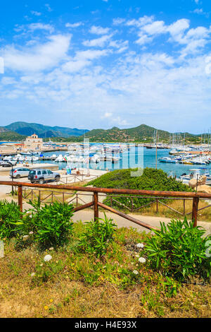 Le port de Porto Giunco, Sardaigne - 25 MAI 2014 : vue sur Porto Giunco port touristique avec voiliers et yachts amarrage, Sardaigne, île, Italie. De nombreux touristes visitent l'île de la Sardaigne dans l'heure d'été. Banque D'Images