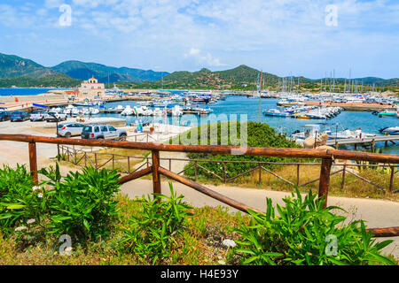 Le port de Porto Giunco, Sardaigne - 25 MAI 2014 : vue sur Porto Giunco port touristique avec voiliers et yachts amarrage, Sardaigne, île, Italie. De nombreux touristes visitent l'île de la Sardaigne dans l'heure d'été. Banque D'Images