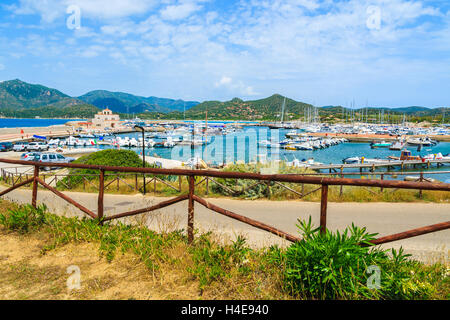 Le port de Porto Giunco, Sardaigne - 25 MAI 2014 : vue sur Porto Giunco port touristique avec voiliers et yachts amarrage, Sardaigne, île, Italie. De nombreux touristes visitent l'île de la Sardaigne dans l'heure d'été. Banque D'Images