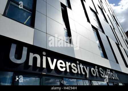 Signe de l'Université de Suffolk Ipswich sur quayside Banque D'Images