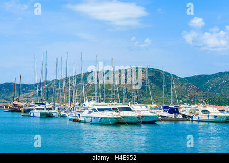 Le port de Porto Giunco, Sardaigne - 25 MAI 2014 : Luxury Yacht Bateaux amarre en Porto Giunco, port touristique de l'île de la Sardaigne, Italie. De nombreux touristes visitent l'île de la Sardaigne dans l'heure d'été. Banque D'Images