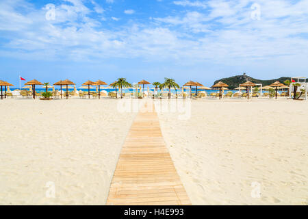 Plate-forme en bois menant à la plage de sable de Porto Giunco, Sardaigne, île, Italie Banque D'Images