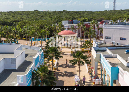 Vue depuis la tour, Pueblo La Estrella, Village shopping center, Cayo Santa Maria, Villa Clara, Cuba, la République de Cuba, les Antilles, les Caraïbes Banque D'Images