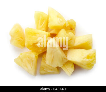 Tas de morceaux d'ananas en conserve isolé sur fond blanc, vue du dessus Banque D'Images