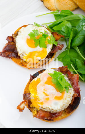 Des oeufs bénédictine au bacon et les épinards on white plate Banque D'Images