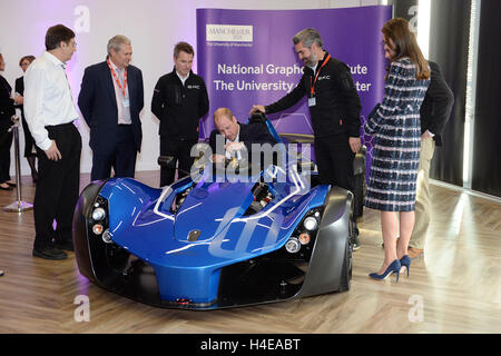 Le duc de Cambridge est assis dans une voiture de bac valant et Acirc; £ 180,000 tandis que la duchesse de Cambridge regarde le National Graphene Research Institute pendant une journée d'engagements à Manchester. Banque D'Images