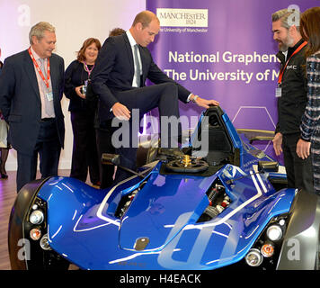 Le duc de Cambridge dans une voiture de bac Worth & Acirc; £ 180,000 à l'Institut national de recherche de Graphène pendant une journée d'engagements à Manchester. Banque D'Images