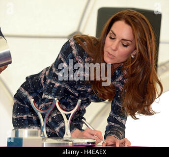 La duchesse de Cambridge signe une photo pour une fois qu'elle visite le caspsule graphène National Research Institute au cours d'une journée de combats dans la région de Manchester. Banque D'Images