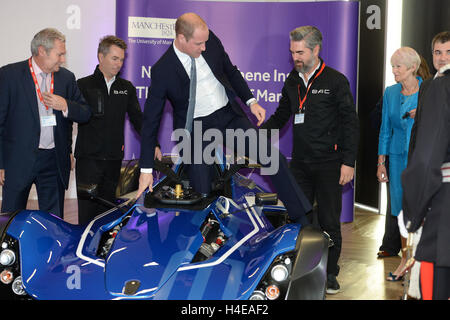 Le duc de Cambridge dans un ta voiture d'une valeur de â€180 000 à l'échelle nationale l'Institut de recherche sur le graphène au cours d'une journée de combats dans la région de Manchester. Banque D'Images