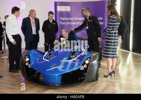 Le duc de Cambridge se trouve dans un ta voiture d'une valeur de â€180 000 comme la duchesse de Cambridge est à l'échelle nationale sur le graphène Research Institute au cours d'une journée de combats dans la région de Manchester. Banque D'Images