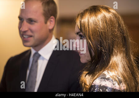 Le duc et la duchesse de Cambridge s'entretenir avec les familles recevant une aide, le personnel et les fiduciaires au cours d'une visite à Francis House hospice à Manchester. Banque D'Images