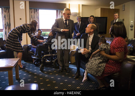 Le duc (2ème à droite) et la duchesse de Cambridge (à gauche) parler avec les familles recevant une aide, le personnel et les fiduciaires au cours d'une visite à Francis House hospice à Manchester. Banque D'Images