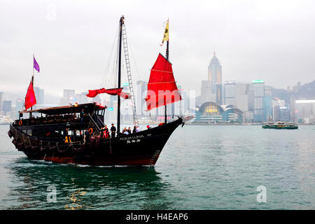 La voile rouge junk boat dans le port de Victoria, Hong Kong Banque D'Images