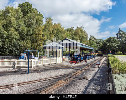 Le moteur détaché de train à la gare de chemin de fer à vapeur à l'intérieur de jardins Exbury Southampton Hampshire Angleterre UKK Banque D'Images