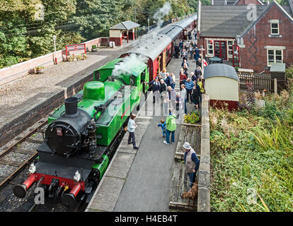 Train à Kingsley & Froghall railwaly station au Churnet Valley Railway dans le Staffordshire en Angleterre Banque D'Images