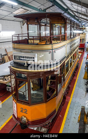 Les Trams y compris Glasgow Corporation 22 au dépôt de tramways à Crich Tramway Crich Matlock Derbyshire Angleterre Village Banque D'Images