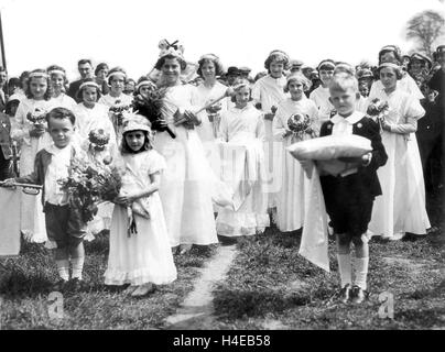 La Reine du Carnaval et ses accompagnateurs lors de célébrations de son Jubilé d'argent du roi George V à Hadley dans le Shropshire en mai 1935 Banque D'Images