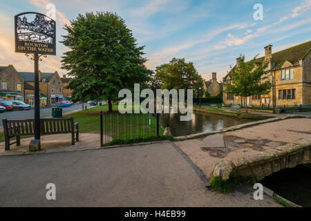 Bourton-on-the-Water au lever du soleil. Banque D'Images