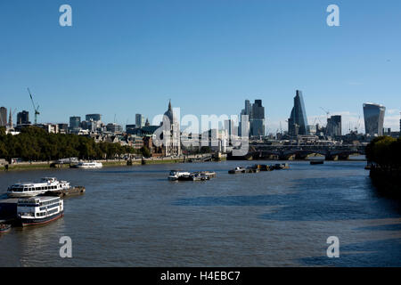 Vue sur la Tamise à Londres à partir de la ville de Waterloo Bridge, London, UK Banque D'Images