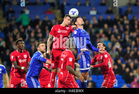 La ville de Cardiff Sean Morrison et Bristol City's Aden Flint bataille pour le ballon pendant le match de championnat Sky Bet au Cardiff City Stadium. Banque D'Images