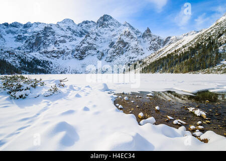 Neige fraîche sur le lac Morskie Oko gelé en hiver, les montagnes Tatras, Pologne Banque D'Images
