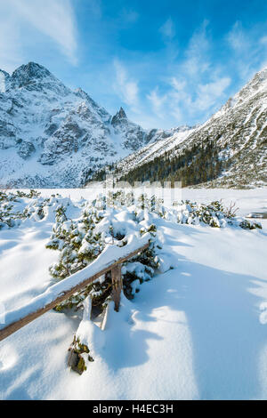 Couverte de neige belle en hiver le lac Morskie Oko, Hautes Tatras, Pologne Banque D'Images