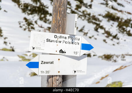 Sentier de montagne signer avec l'itinéraire et temps de randonnée dans la vallée des cinq lacs, le Parc National des Hautes Tatras, Pologne Banque D'Images