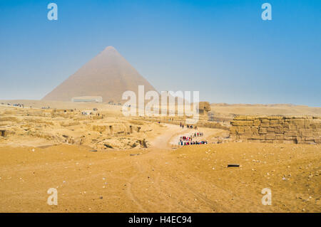 La grande pyramide de Gizeh (pyramide de Chéops et la pyramide de Kheops) est la plus ancienne et la plus grande des trois pyramides dans la Giz Banque D'Images